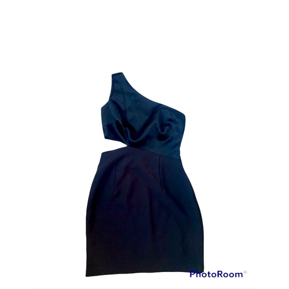 Dresses & Skirts - Black one shoulder dress.  Size 6P